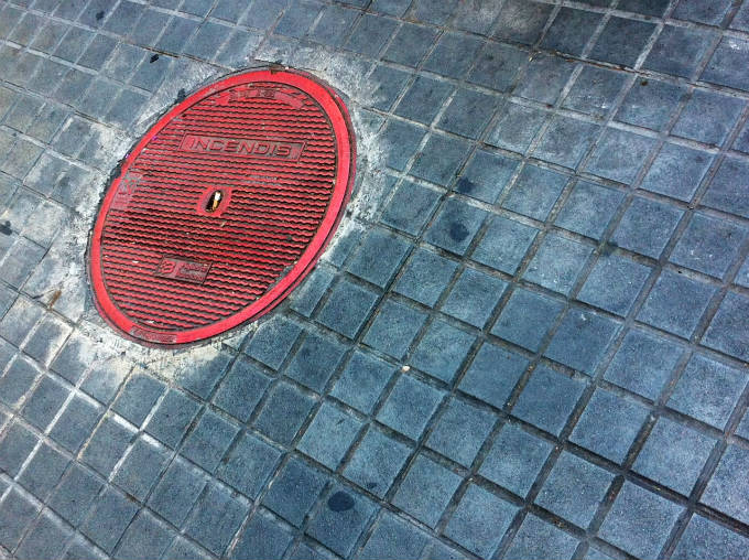 Foto de una traqmpilla roja de aguas de barcelona